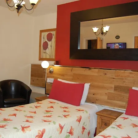 Flyover Hotel *